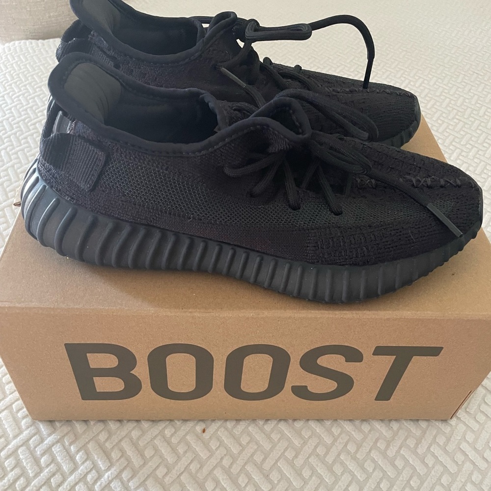 Yeezy Boost women’s size 6